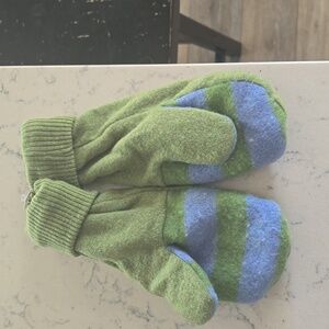 BNWT  womans wool mittens.